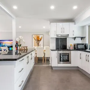 https://luxury-5br-retreat-family-house-with-pool-in-gc.queenslandhotels.net